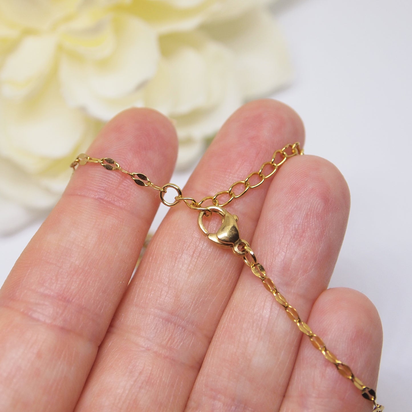 Gold lip-shaped chain necklace