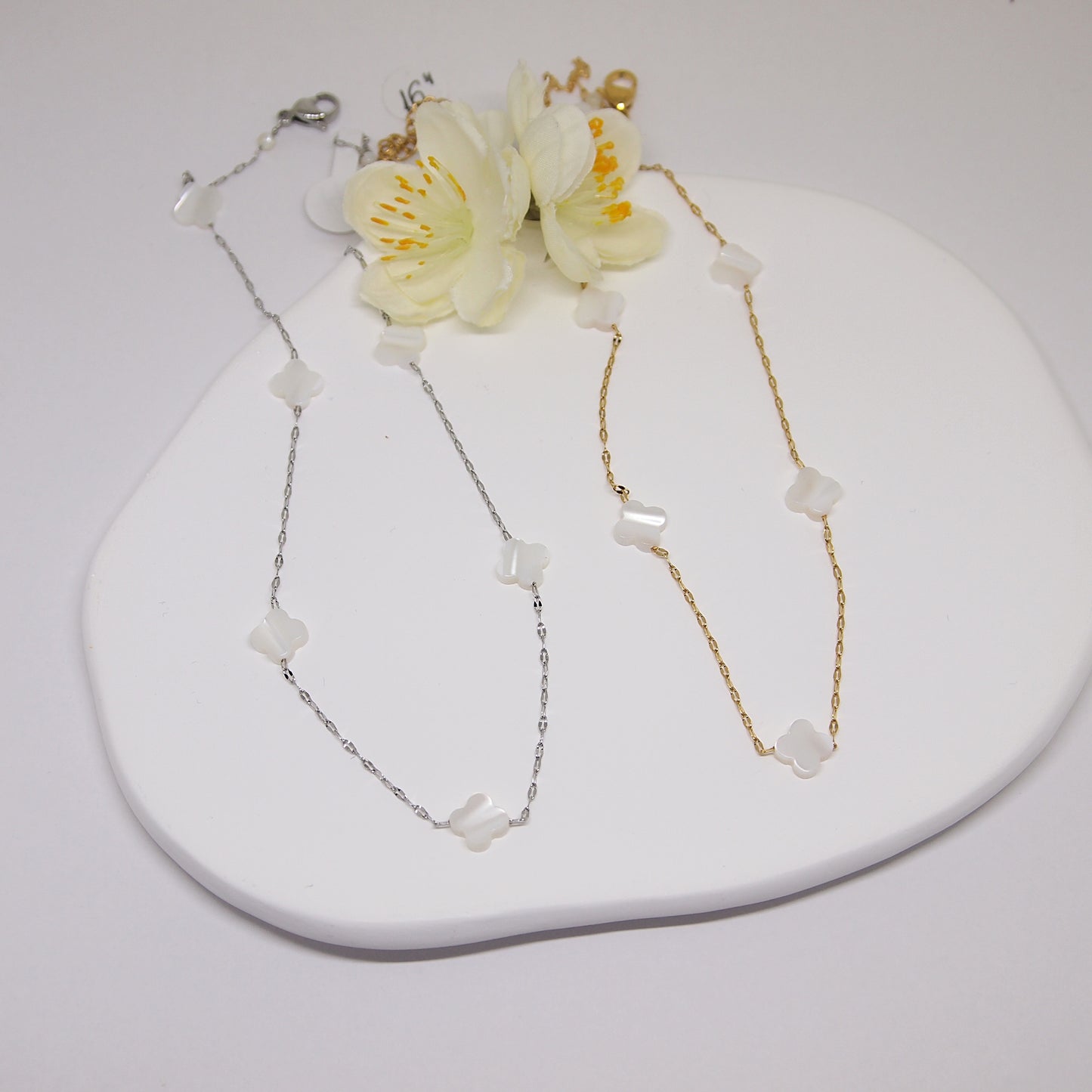 Dainty clover leaf choker