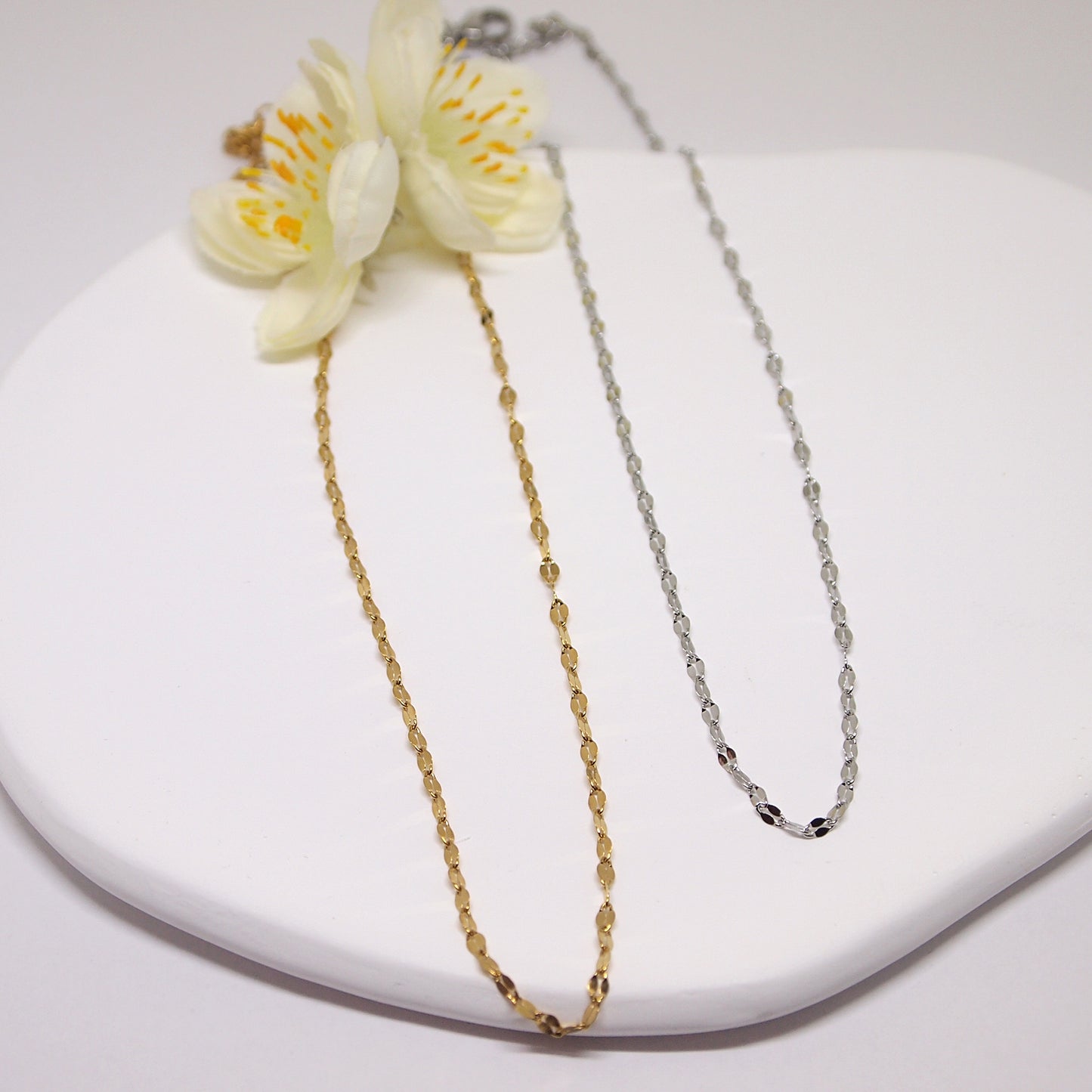 Gold lip-shaped chain necklace